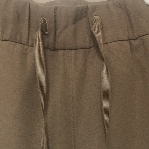 Lululemon on the Fly woven SZ 6 capri length - Picture 2 of 6